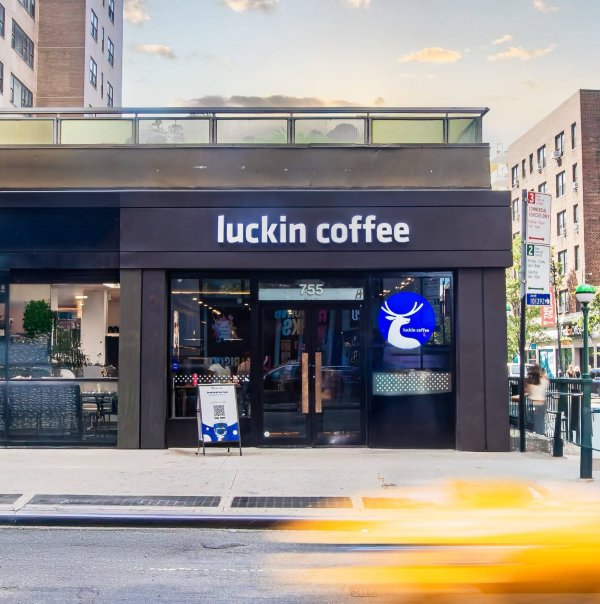 一片红配资 瑞幸咖啡，开进星巴克“老家”