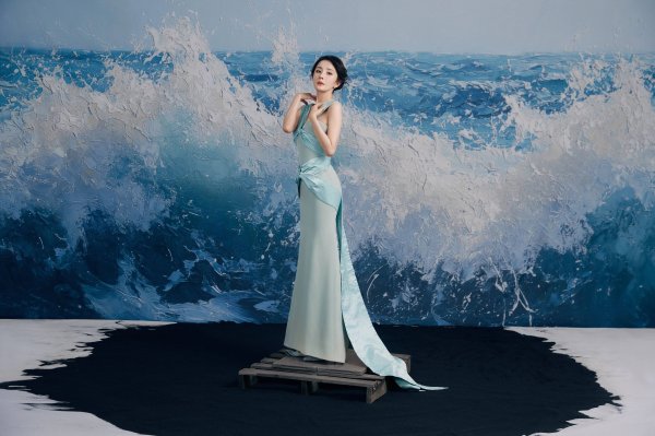 迪时策略 杨幂冰蓝长裙“乘风破浪”，身材比例绝了，美似25岁！